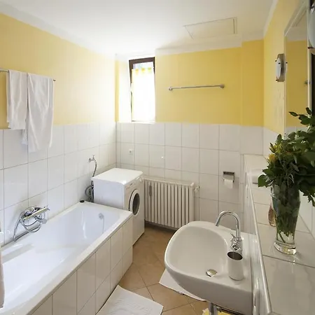 La Maison Im Park Von Schloss Nyaraló *